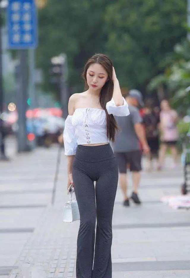 紧身裤凹凸感_明星健身裤女神凹造型_裤凹女神造型健身明星图片