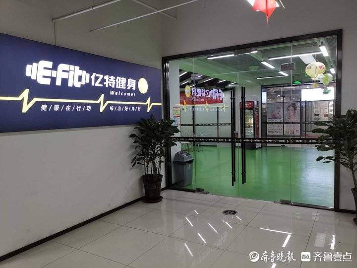 健身房教练的课_我和教练在健身房_教练房华